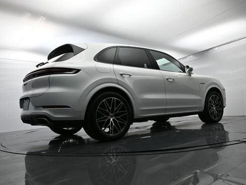 Certified 2025 Porsche Cayenne E-Hybrid w/ Premium Package Plus AWD/4WD image 55