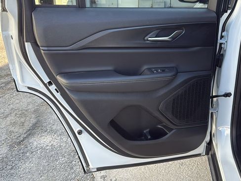 Used 2025 Jeep Grand Cherokee Altitude image 13