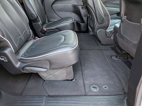 Used 2025 Chrysler Pacifica Limited image 18