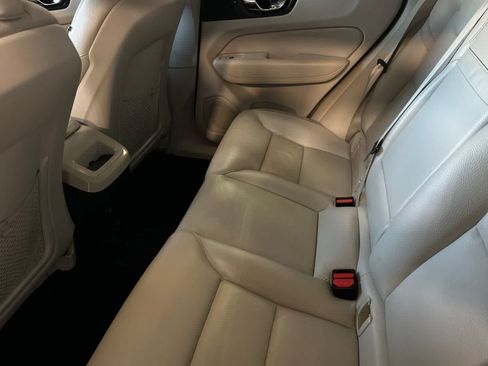 Used 2019 Volvo XC60 T5 Momentum w/ Advanced Package FWD image 5