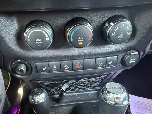 Used 2018 Jeep Wrangler Unlimited Sahara AWD/4WD image 15
