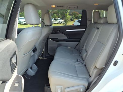 Used 2019 Toyota Highlander LE FWD image 3