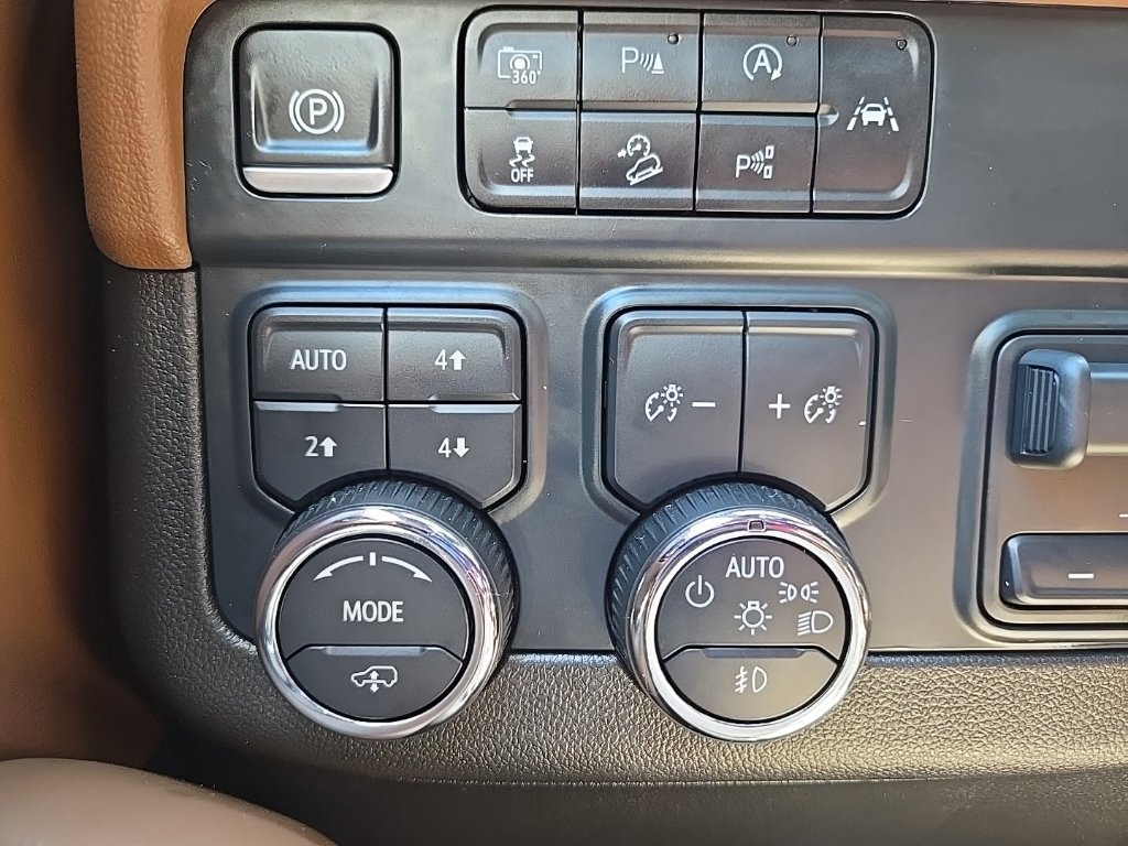 Used 2025 Chevrolet Suburban High Country AWD/4WD image 23