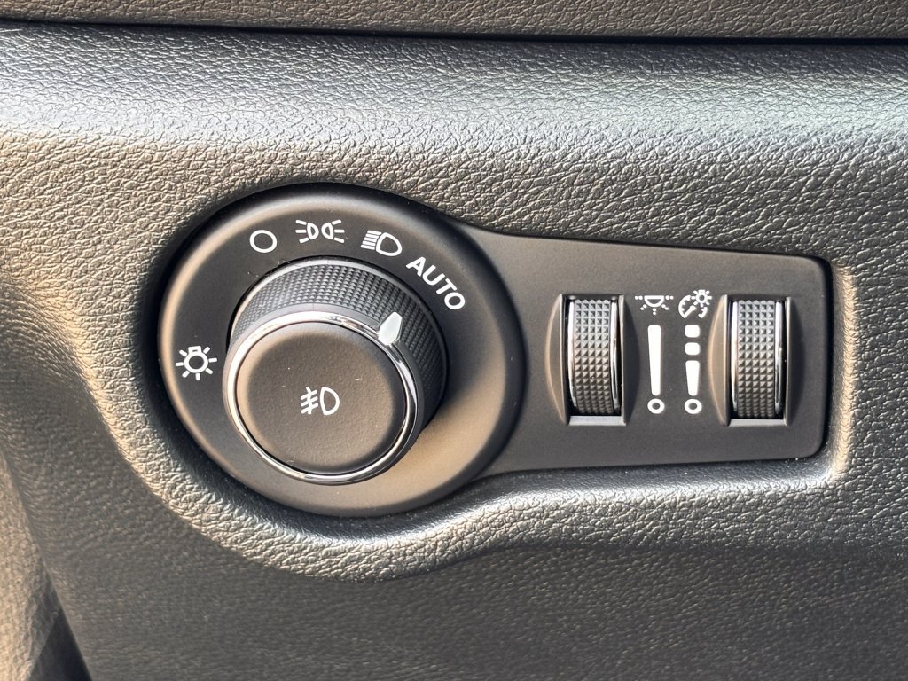 Used 2025 Chrysler Pacifica Select FWD image 18