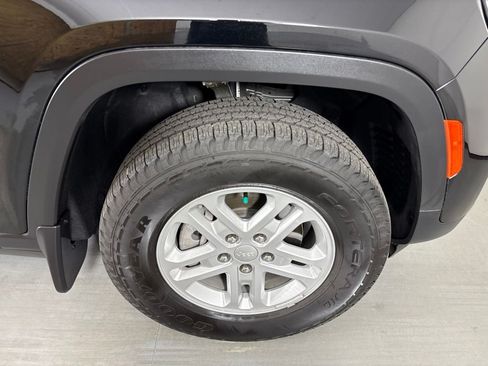 Used 2025 Jeep Grand Cherokee Laredo w/ MOPAR Finishing Package RWD image 11