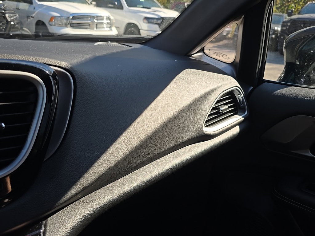 Used 2025 Chrysler Pacifica Select FWD image 33