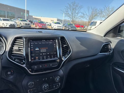 Used 2019 Jeep Cherokee Limited w/ Luxury Group image 17