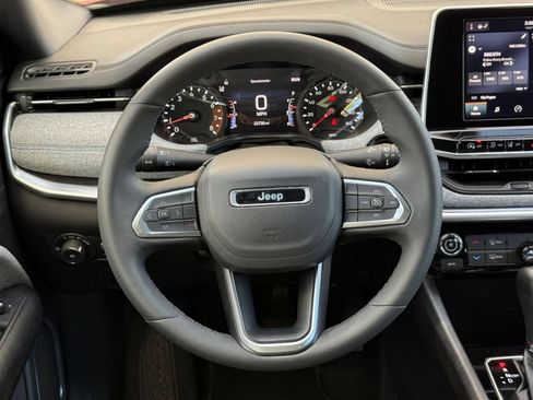Used 2025 Jeep Compass Latitude AWD/4WD image 28