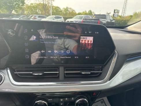 Used 2025 Chevrolet Trax LT w/ LT Convenience Package image 12