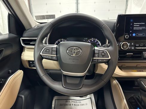 Used 2025 Toyota Highlander XLE image 18
