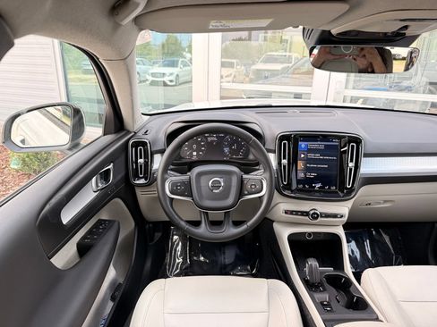 Used 2020 Volvo XC40 T4 Momentum w/ Protection Package FWD image 24