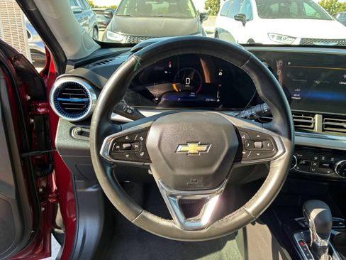Used 2025 Chevrolet Trax LT w/ LT Convenience Package FWD image 27