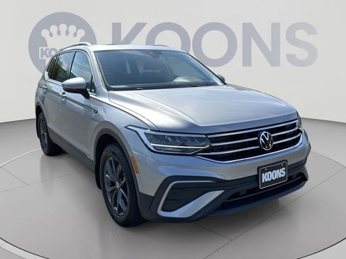 Used 2023 Volkswagen Tiguan SE w/ Panoramic Sunroof Package FWD image 2