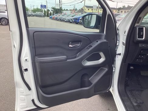 Used 2025 Nissan Frontier SV w/ SV Convenience Package AWD/4WD image 10