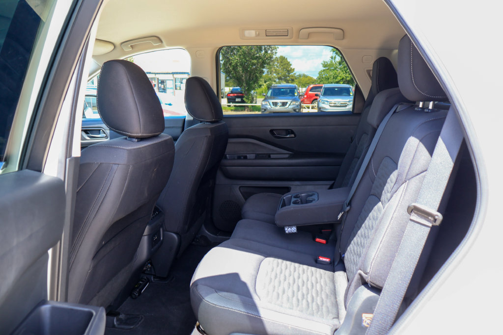 Used 2025 Nissan Pathfinder SV AWD/4WD image 9