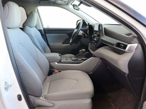 Used 2023 Toyota Highlander LE image 17