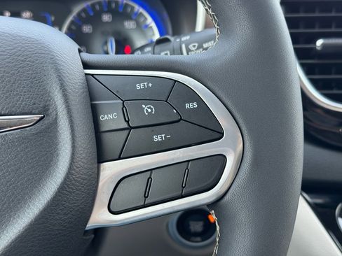 Used 2023 Chrysler Voyager LX image 28