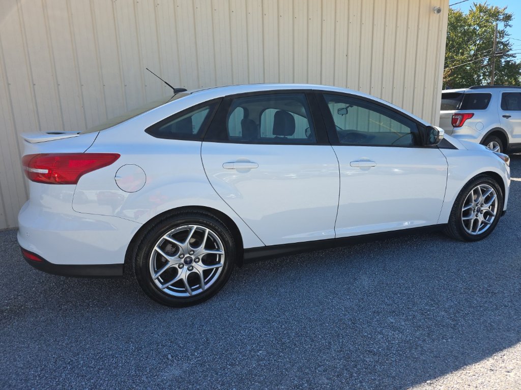 Used 2015 Ford Focus SE w/ Equipment Group 201A FWD image 4