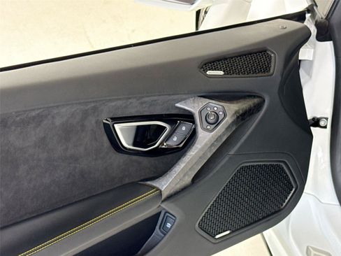 Used 2022 Lamborghini Huracan EVO RWD image 13