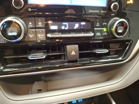 Used 2022 Toyota Highlander LE image 24