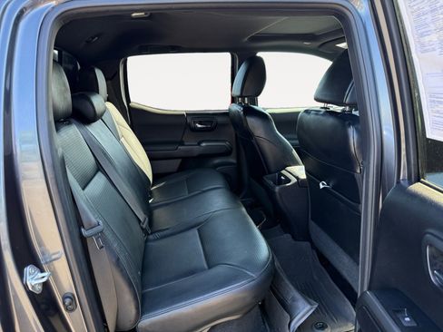 Used 2021 Toyota Tacoma TRD Sport w/ TRD Premium Sport Package AWD/4WD image 18