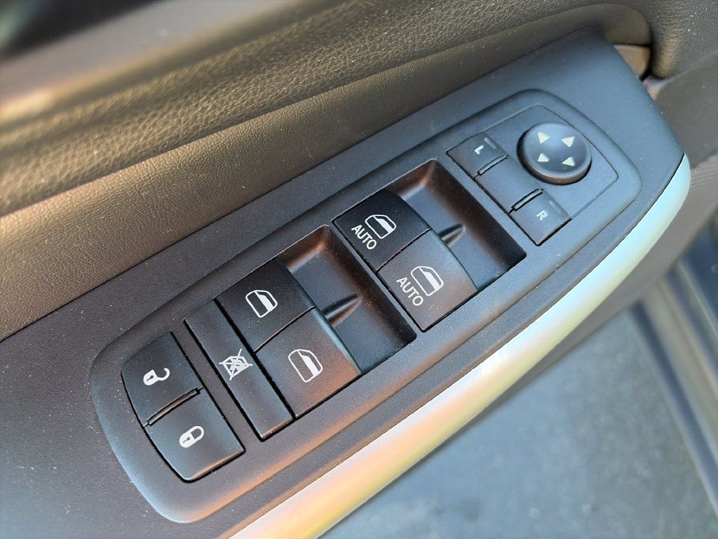 Used 2018 Jeep Cherokee Latitude Plus w/ Cold Weather Group AWD/4WD image 17