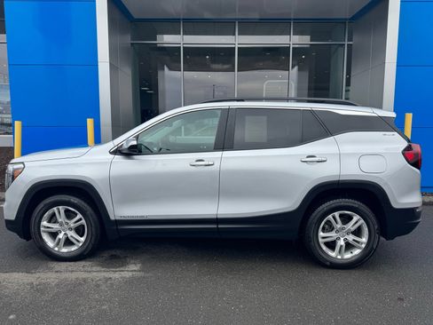 Used 2022 GMC Terrain SLE AWD/4WD image 3