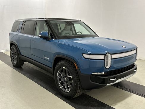 Used 2023 Rivian R1S Adventure image 7