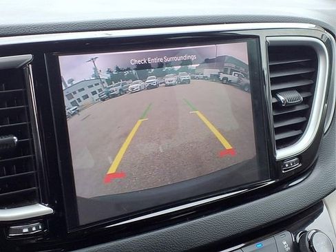 Used 2023 Chrysler Pacifica Touring-L FWD image 8
