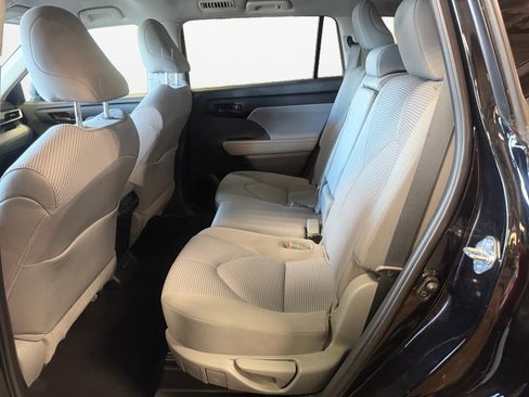 Used 2021 Toyota Highlander LE AWD/4WD image 16