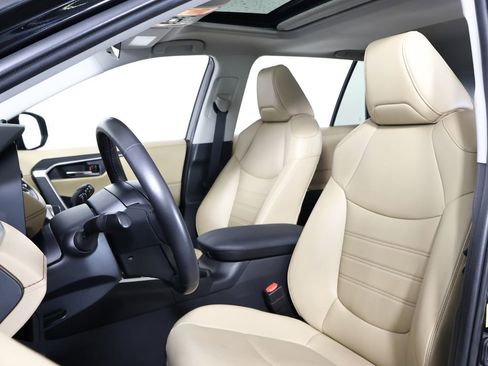 Used 2020 Toyota RAV4 XLE Premium image 7