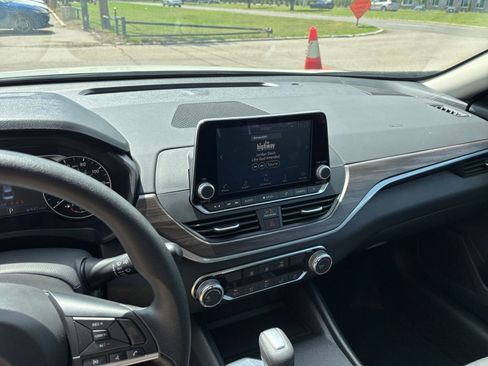 Used 2025 Nissan Altima 2.5 SV FWD image 17