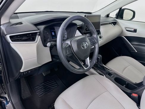 Certified 2025 Toyota Corolla Cross LE FWD image 9