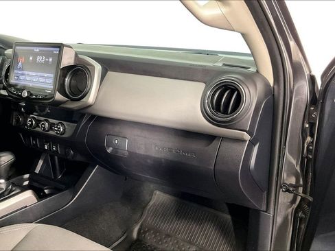 Used 2019 Toyota Tacoma SR5 AWD/4WD image 21