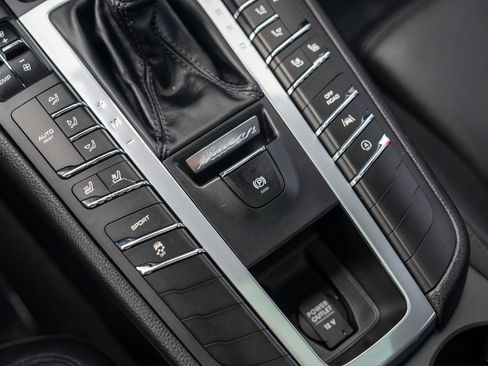 Used 2018 Porsche Macan AWD/4WD image 19