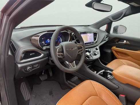 Used 2023 Chrysler Pacifica Pinnacle image 24