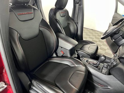 Used 2020 Jeep Cherokee Trailhawk w/ Cold Weather Group AWD/4WD image 11