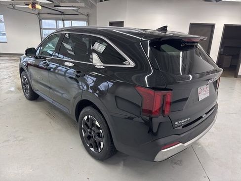 Used 2024 Kia Sorento S image 8