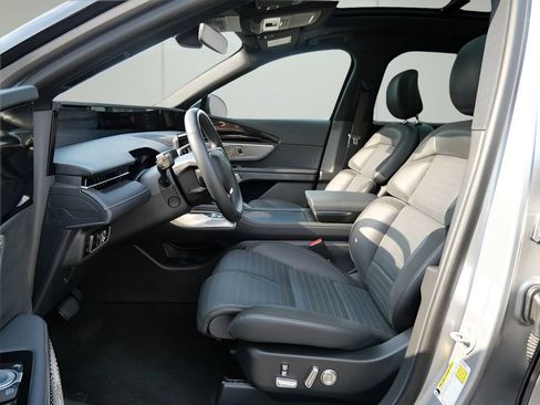 Used 2025 Lincoln Nautilus Reserve AWD/4WD image 10