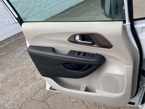 Used 2023 Chrysler Voyager LX image 21