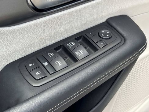 Used 2024 Chrysler Pacifica Touring-L FWD image 22