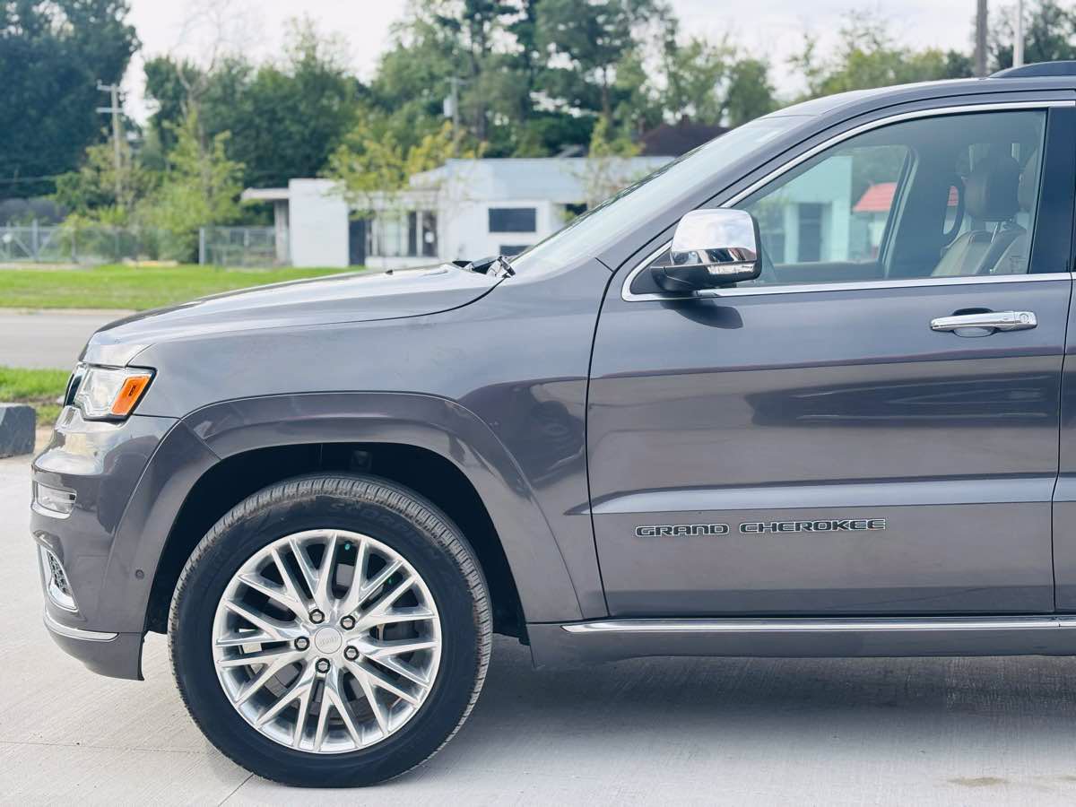 Used 2018 Jeep Grand Cherokee Summit w/ Skid Plate Group AWD/4WD image 17
