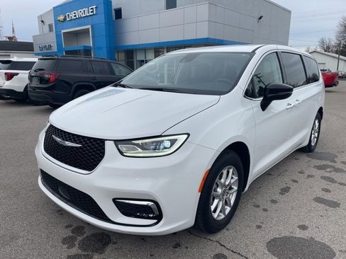 Used 2024 Chrysler Pacifica Touring-L image 2