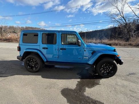 Used 2022 Jeep Wrangler Unlimited Sahara w/ Cold Weather Group AWD/4WD image 5