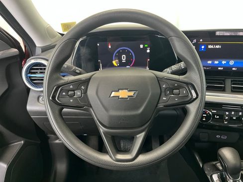 Used 2024 Chevrolet Trax LT FWD image 5