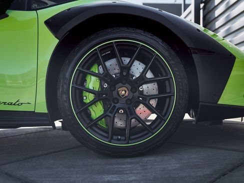 Used 2024 Lamborghini Huracan Sterrato image 32