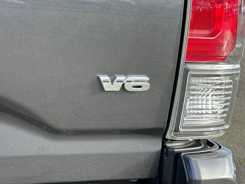 Used 2022 Toyota Tacoma TRD Off-Road w/ Technology Package image 31