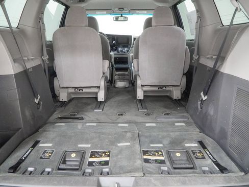 Used 2017 Toyota Sienna LE image 12
