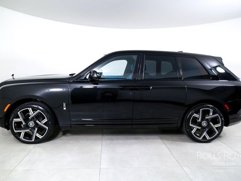 New 2026 Rolls-Royce Cullinan Black Badge image 3