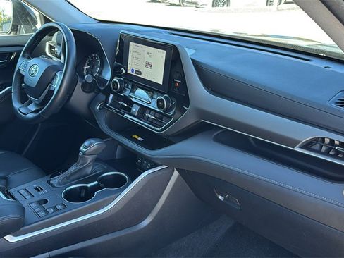 Certified 2024 Toyota Highlander XLE image 47